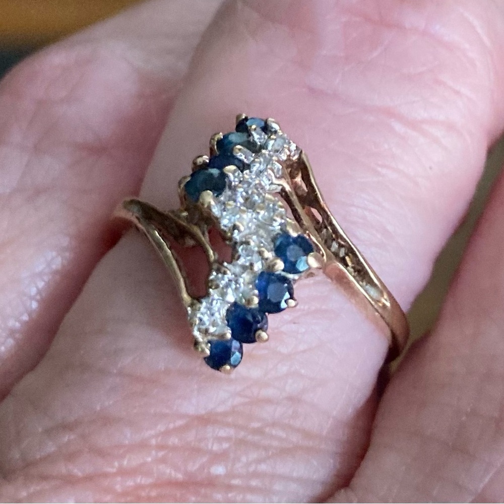 Elegant 10 k Gold and Blue Sapphire and Diamond Ring - Picture 2 of 6